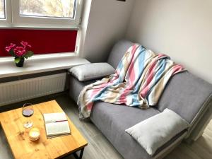 - un petit salon avec un canapé et une table dans l'établissement Cozy apartment in a complex Semycvit, à Lviv