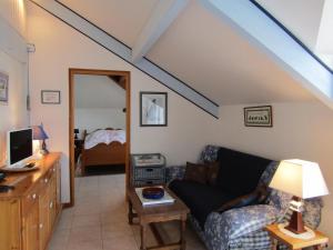 ein Wohnzimmer mit Sofa und ein Schlafzimmer in der Unterkunft Marina in Onard