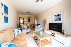 un soggiorno con divano e TV di Luxury 2 Bedroom Top Floor Apartment, Oasis Parque, near Alvor AT01 a Portimão