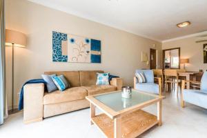 un soggiorno con divano e tavolo di Luxury 2 Bedroom Top Floor Apartment, Oasis Parque, near Alvor AT01 a Portimão