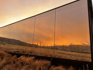 um edifício com um reflexo de um pôr-do-sol em Hotel De Cielo em Tupungato