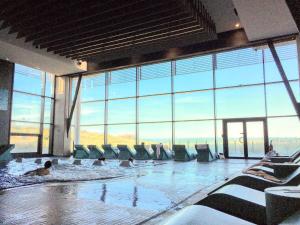 un groupe de personnes dans une piscine située dans un bâtiment dans l'établissement Le Cottage de la Plage - 2ch, 2 SDB - Terrasse - Déco de charme - 500m plage, à Cabourg