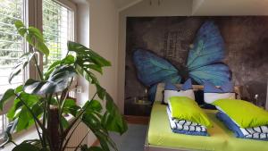 um quarto com uma cama com uma borboleta na parede em Apartment Serene Retreat em Regensburg