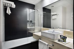 马德里Hotel Chamartin The One的带水槽和镜子的浴室