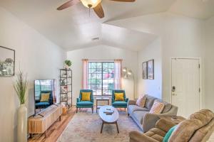 Χώρος καθιστικού στο Pet-Friendly Home with Private Pool in Gold Canyon!
