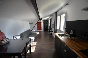 Kuchnia lub aneks kuchenny w obiekcie Studio industriel à 50 m de la plage et du port