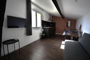salon z kanapą i stołem w obiekcie Studio industriel à 50 m de la plage et du port w mieście Mèze