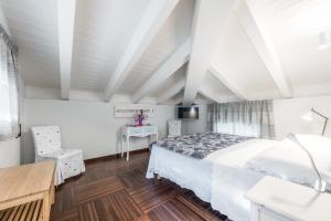 a bedroom with a bed and a table and a desk at La Dimora nel Parco in Modena