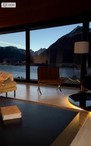 - un salon avec un canapé et une grande fenêtre dans l'établissement VILLA KRISTINA / ÅNDALSNES, à Torvik