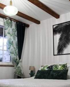 1 dormitorio con 1 cama y una ventana con cortinas en Cozy Cottage - Free Parking, Self Check-in en Oradea