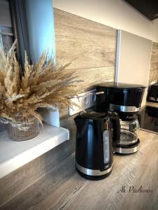 czarny ekspres do kawy na ladzie w kuchni w obiekcie Coast House 25 -TRZĘSACZ SUNNY SIDE BALTIC w Trzęsaczu