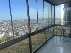 um quarto com vista para uma cidade a partir do interior de um edifício em Apartment with nice View em Beylikduzu