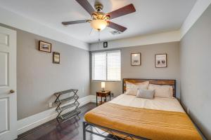 1 dormitorio con 1 cama y ventilador de techo en Tucson Vacation Rental with Fire Pit and BBQ Grill! en Tucson