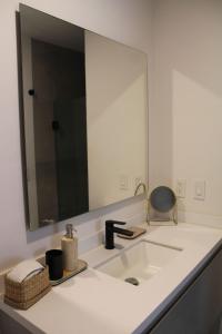 Playa Medano Caminando, Alberca en el roof في كابو سان لوكاس: حمام مع حوض ومرآة كبيرة +25 صورة