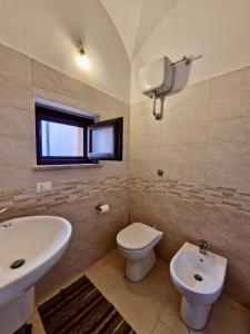bagno con lavandino bianco e servizi igienici di Casa Matteo-Gran Sasso a L'Aquila