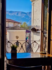 balcone con vista, tavolo e finestra. di Casa Matteo-Gran Sasso a L'Aquila