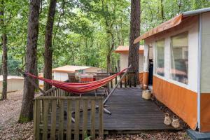 camping nature le Valenty mobil-home-Dordogne panoramique clim piscine外面的花园