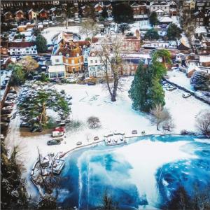 uma vista aérea de uma cidade na neve em St Michael's Manor Hotel - St Albans em Saint Albans
