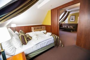 Postel nebo postele na pokoji v ubytování Nyerges Hotel Termál Superior + 37 fotografií