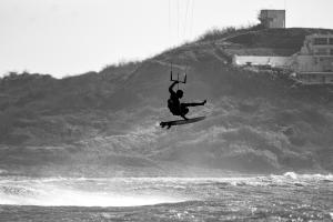 聖維洛尼卡的住宿－KokohauBungalows，水面上的一个空中男人