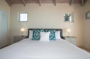 Krevet ili kreveti u jedinici u okviru objekta Aqua Del Rose 1 BR Beachfront Cottage