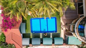 - une piscine bleue sur le côté d'un bâtiment dans l'établissement Charleston Hotel, à Accra