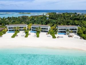 Kuda Villingili Maldives في نورث ماليه آتول: اطلالة جوية على منتجع على شاطئ