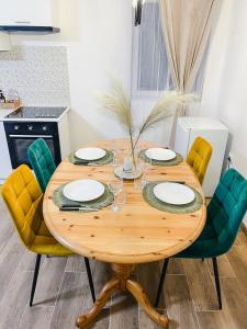 een keuken met een houten tafel en gele stoelen bij SubCetate in Sighişoara