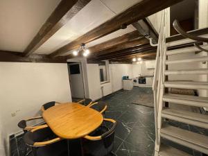 ein Esszimmer mit einem Holztisch und Stühlen in der Unterkunft Krügers Apartment in Barsinghausen