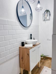 een badkamer met een wastafel en een spiegel bij SubCetate in Sighişoara