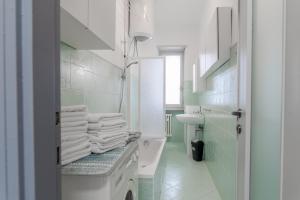 Student's Home في تورينو: حمام مع حوض ومناشف على كاونتر