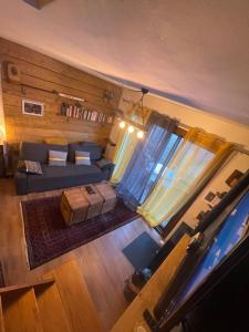 vista sul soffitto di un soggiorno con divano di Maison village proche Andorre et stations de ski a Porté-Puymorens