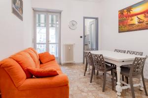Student's Home في تورينو: غرفة معيشة مع أريكة وطاولة