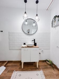 een badkamer met een wastafel en een spiegel bij SubCetate in Sighişoara