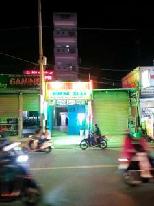 een groep mensen die 's nachts op een motor door een straat rijden bij Hoàng Xuân 797 Hà Huy Giáp in Ho Chi Minh-stad
