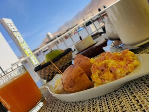 una mesa con un plato de comida y una bebida en Hotel Real San Pedro, en El Puente