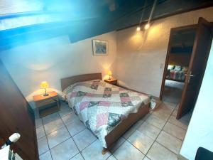 1 dormitorio con 1 cama y 2 lámparas en las mesas en Maison de 2 chambres avec jardin clos a Camps sur l'Agly, en Camps-sur-lʼAgly