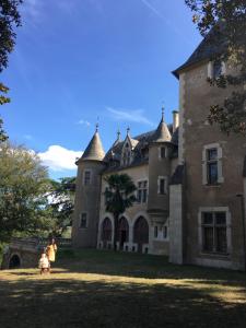 a house with two people standing in front of it at Joli cocon 1er central in Caylus