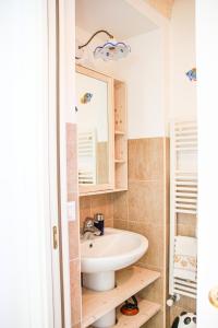 La salle de bains est pourvue d'un lavabo et d'un miroir. dans l'établissement Trullo Dany, à Locorotondo