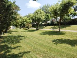 camping nature le Valenty mobil-home-Dordogne panoramique clim piscine外面的花园