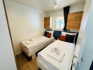 比奥格勒·纳·莫鲁Iris Holiday Homes的有两张床和一扇窗户的小房间