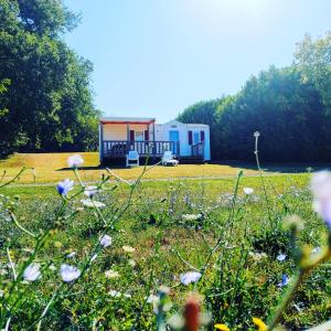 camping nature le Valenty mobil-home-Dordogne panoramique clim piscine外面的花园