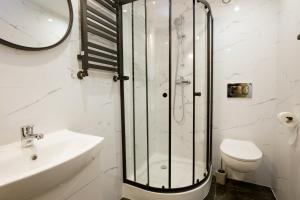 un bagno con doccia, lavandino e WC di LOFTY CHOPINA a Bydgoszcz Altre 19 foto