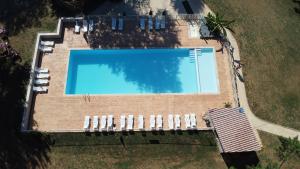 camping nature le Valenty mobil-home-Dordogne panoramique clim piscine内部或周边的泳池