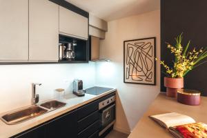 una cucina con armadi in bianco e nero e un lavandino di Diseño en el corazón de Punta Carretas a Montevideo
