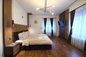 Postel nebo postele na pokoji v ubytování Hotel and Apartments Central City Prishtina