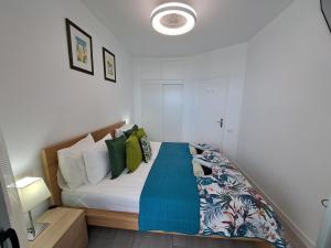 Ein Bett oder Betten in einem Zimmer der Unterkunft Ocean View Penthouse