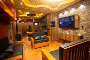 sala de estar con TV en una pared de ladrillo en Modernos Departamentos - Lake Titicaca Puno, en Puno