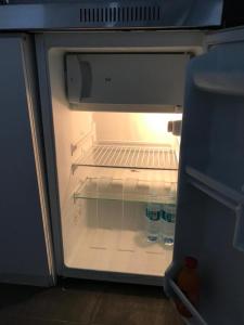 einem offenen Kühlschrank mit zwei Flaschen Wasser in der Unterkunft Sahra 1Zi. Wohnung Arheiligen in Darmstadt