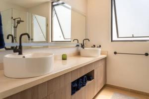 a bathroom with two sinks and a large mirror at Nuevo Departamento en Zibatá Querétaro, 4 Personas in La Cañada